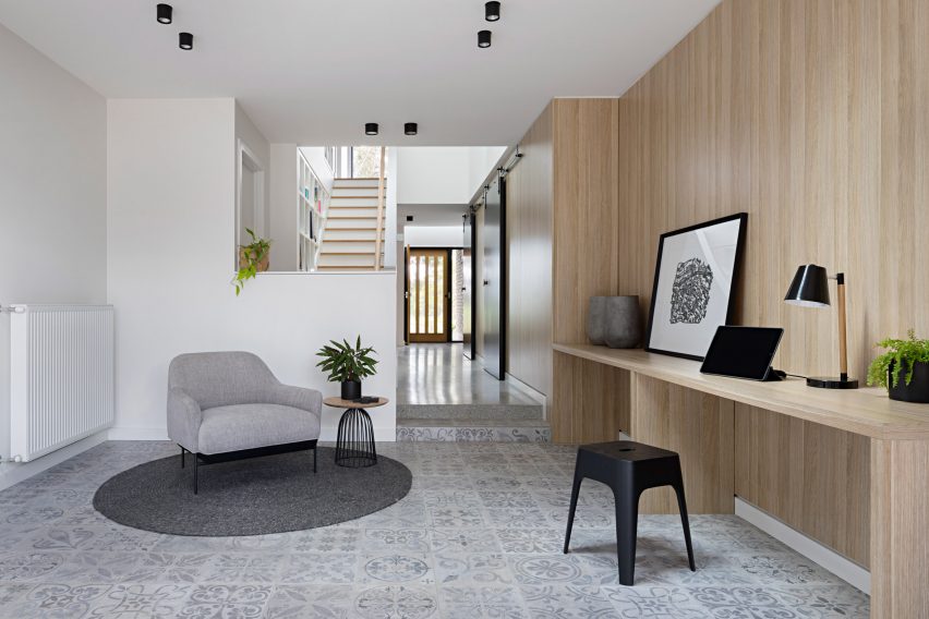 Ruffey Lake House by Inbetween Architecture