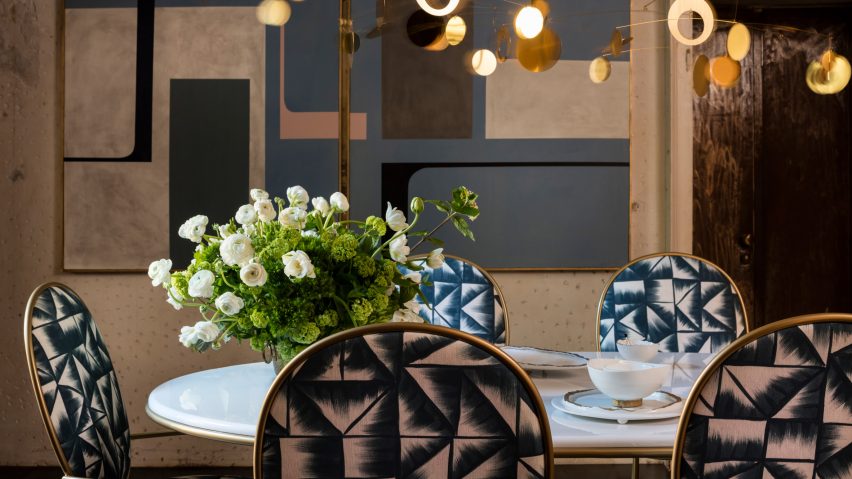 Sé pairs rich tones with golden details for apartment at Rossana Orlandi’s Milan showroom