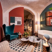 Sé pairs rich tones with golden details for apartment at Rossana Orlandi’s Milan showroom