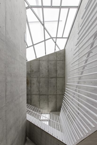 Tainan Tung-Men Holiness Church by MAYU architects+