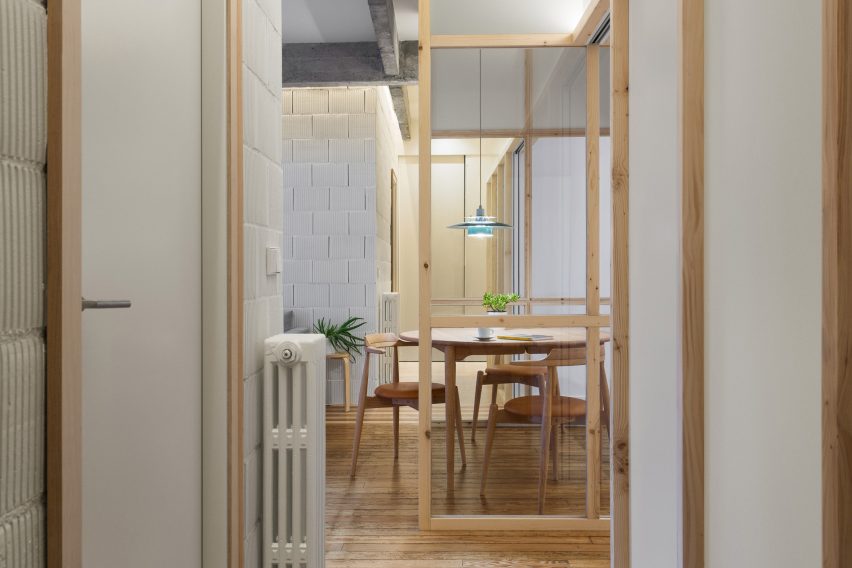 Refurbished apartment in Bilbao by PAUZARQ arquitectos