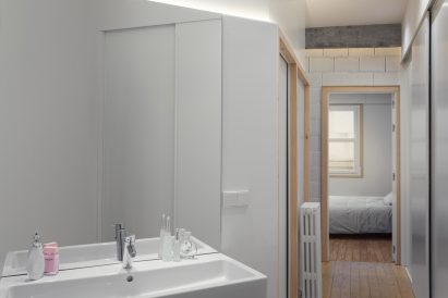Refurbished apartment in Bilbao by PAUZARQ arquitectos