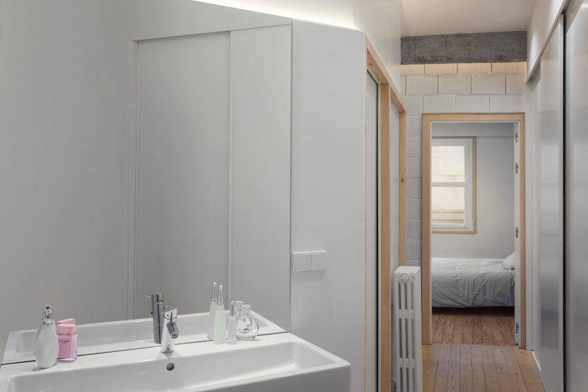 Refurbished apartment in Bilbao by PAUZARQ arquitectos
