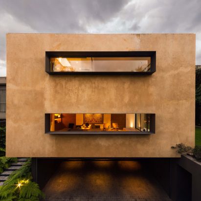 Andres Stebelski elevates clay-covered house above parking spot near Mexico City woods
