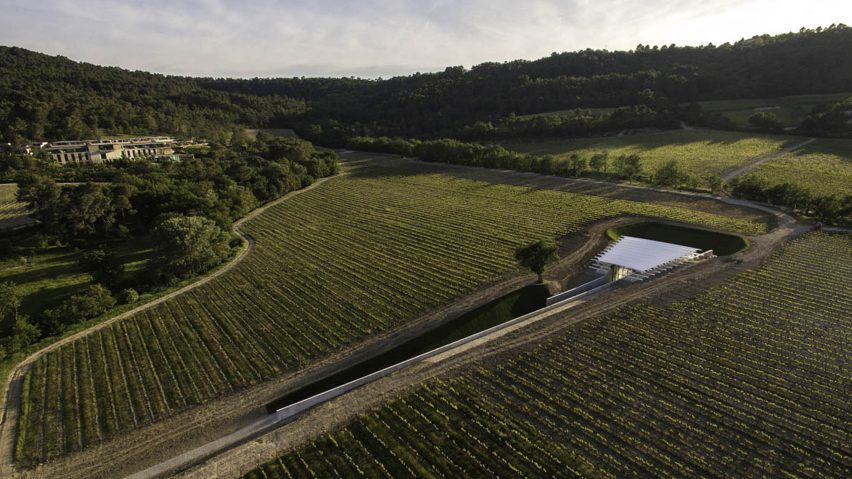 Renzo Piano sinks sail-covered art gallery into Aix-en-Provence vineyard