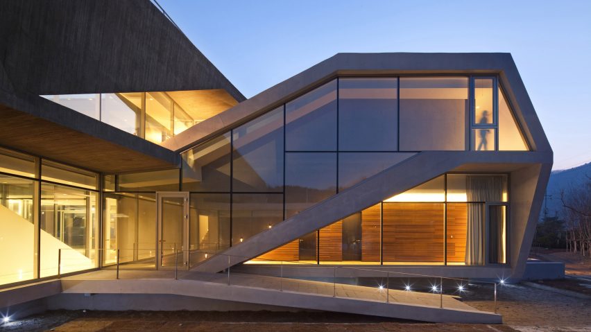 Cantilevered concrete volumes provide river and mountain views at Guesthouse Rivendell