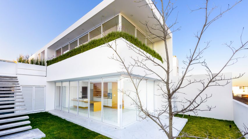 Glazing surrounds white house by Evelop Arquitectura to provide vistas of Mexican dale
