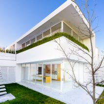Glazing surrounds white house by Evelop Arquitectura to provide vistas of Mexican dale