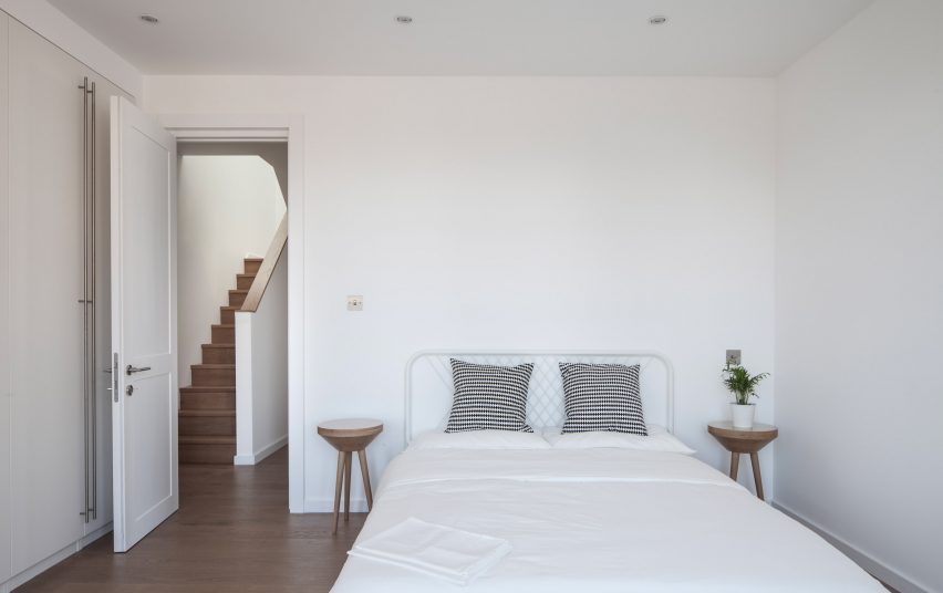 London house extension by Mulroy Architects, with furnishings by Manea Kella