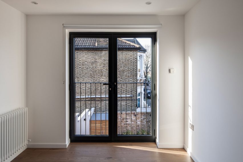 London house extension by Mulroy Architects, with furnishings by Manea Kella