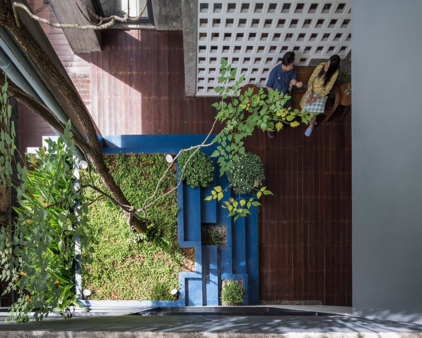 Multi-place house by EKAR Architects