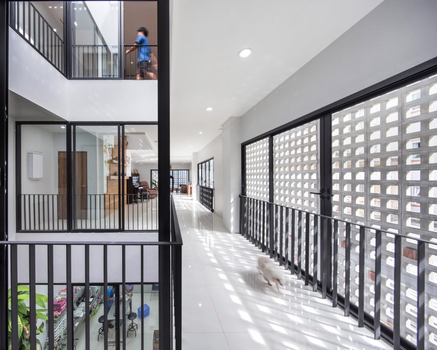 Multi-place house by EKAR Architects