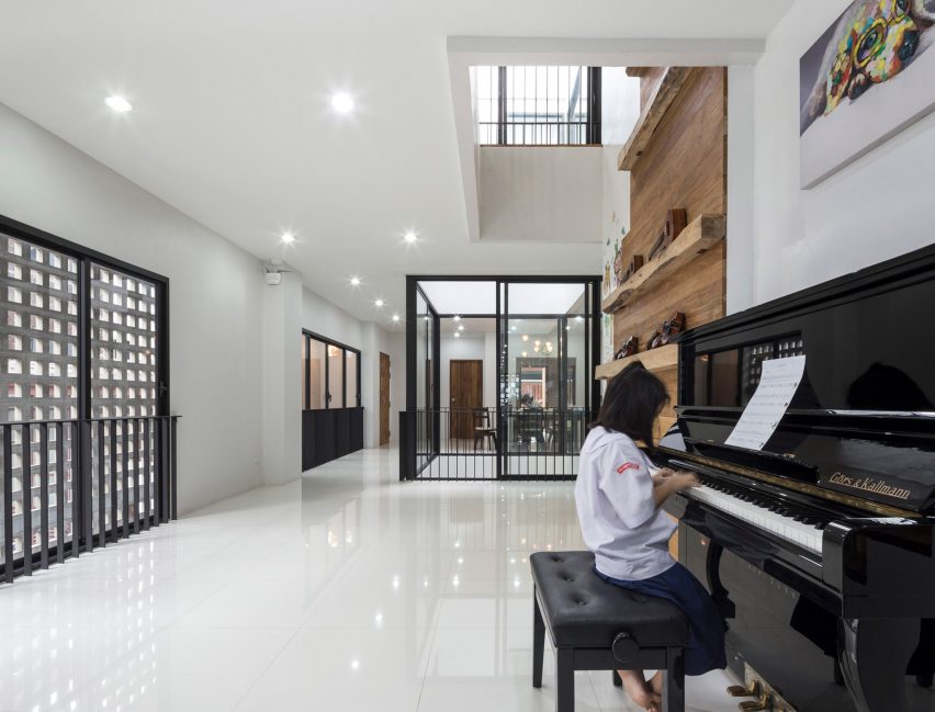 Multi-place house by EKAR Architects