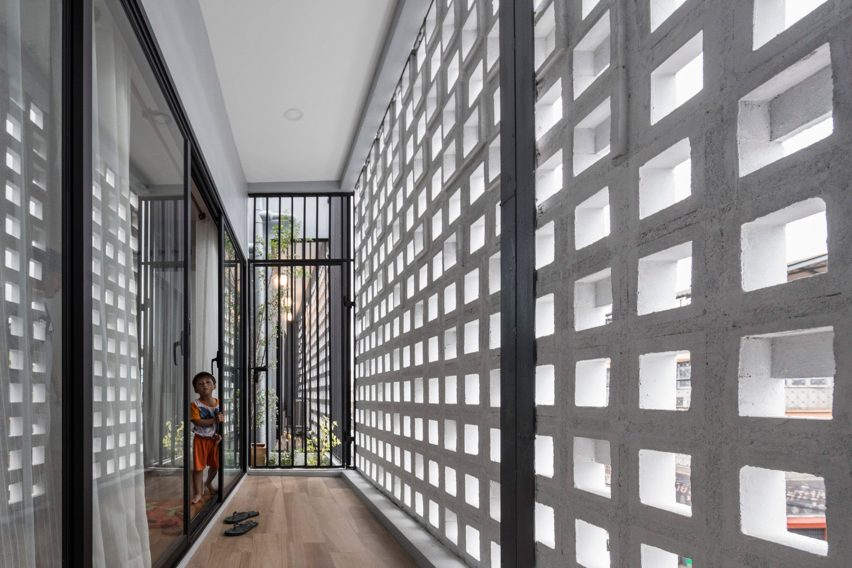 Multi-place house by EKAR Architects