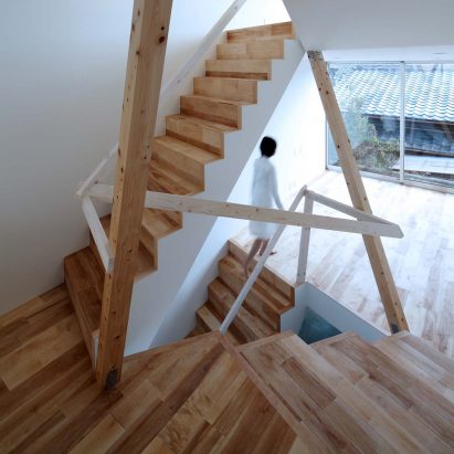 Timber frame projects into rooms and stairwell of Alphaville’s compact Kyoto home