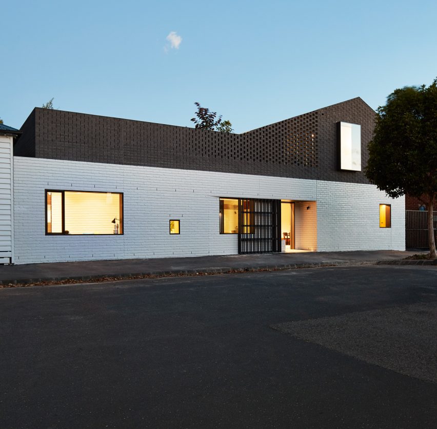 Perimeter House by Make Architecture