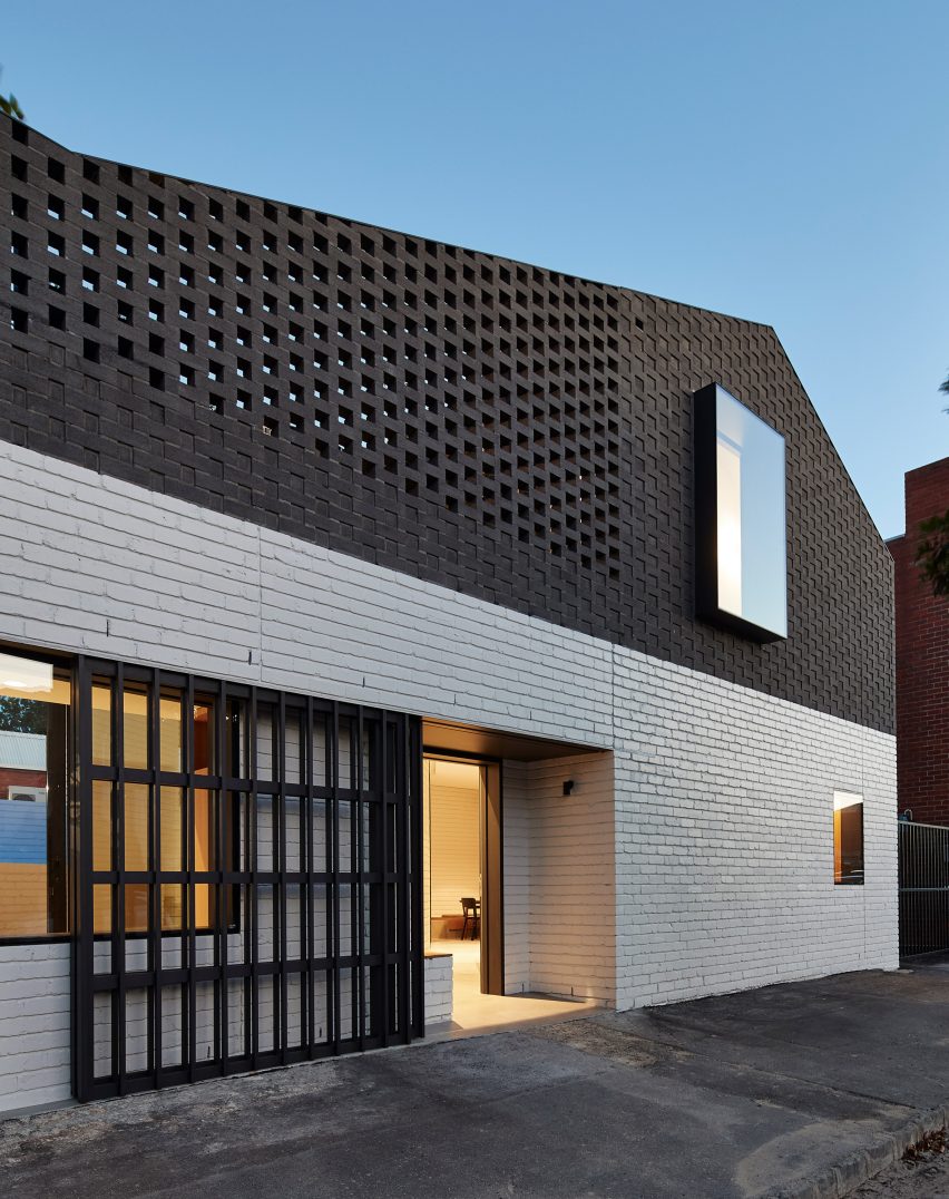 Perimeter House by Make Architecture