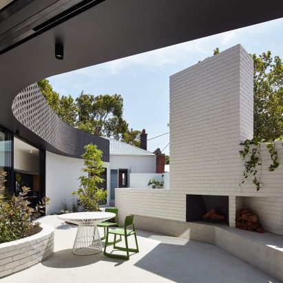 Perimeter House encloses private courtyard and plunge pool in Melbourne