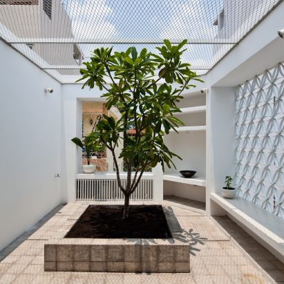 Hem House, Vietnam by Sanuki Daisuke Architects