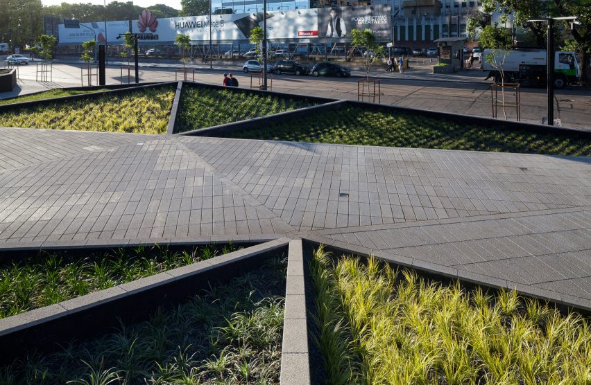 Plaza Catalinas by Adamo Faiden