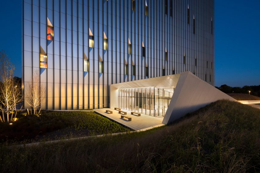 Public Safety Answering Center II by SOM
