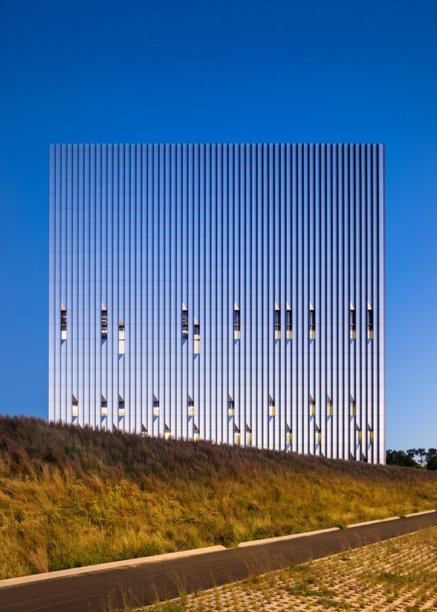 Public Safety Answering Center II by SOM