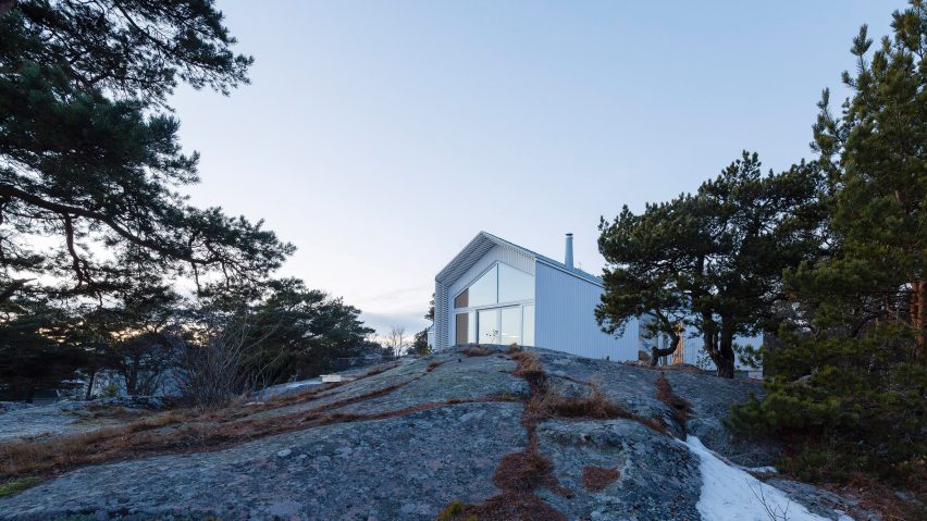 Mer Arkkitehdit sets spruce-panelled villa into cliff face in Finnish seaside town