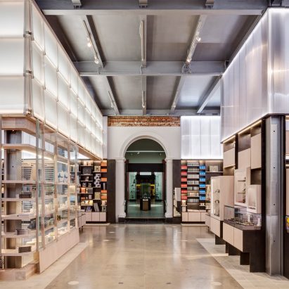 Friend and Company harnesses “robotic craft” to build new shop for V&A museum