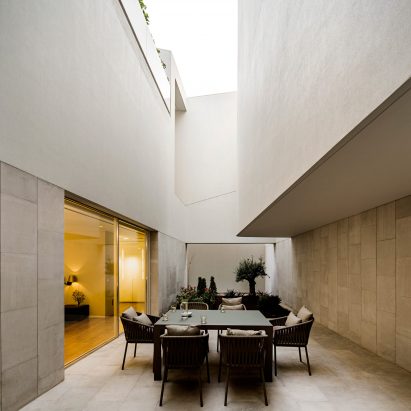 10 houses from Dezeen’s Pinterest boards that offer ideas for outdoor dining