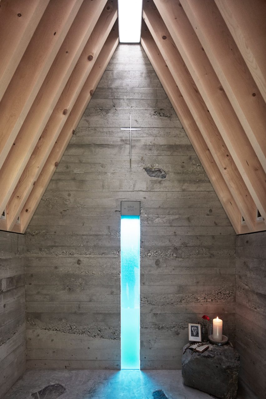 Alpine chapel by IMA, perched along a scenic Austrian meadow
