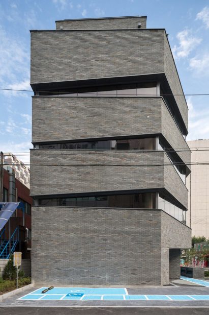B.U.S Architecture firm create 'Thumbs-up' building