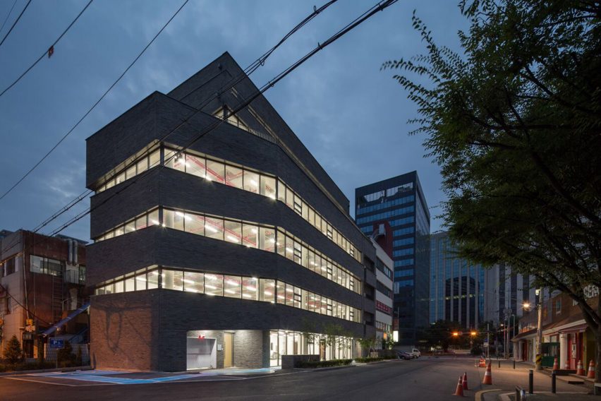B.U.S Architecture firm create 'Thumbs-up' building