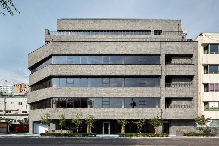 B.U.S Architecture firm create 'Thumbs-up' building
