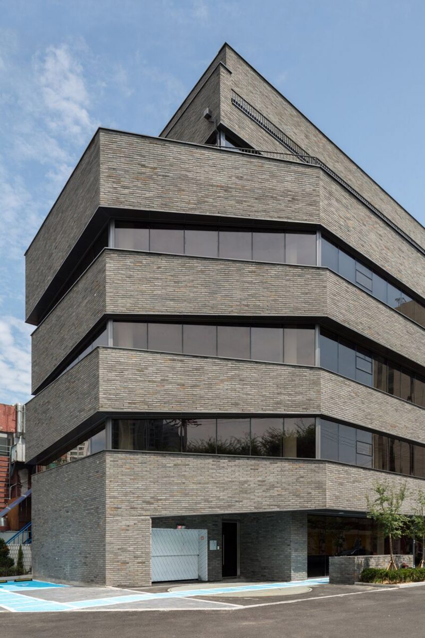 B.U.S Architecture firm create 'Thumbs-up' building