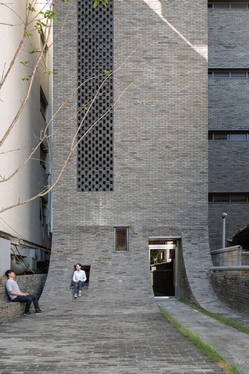 B.U.S Architecture firm create 'Thumbs-up' building
