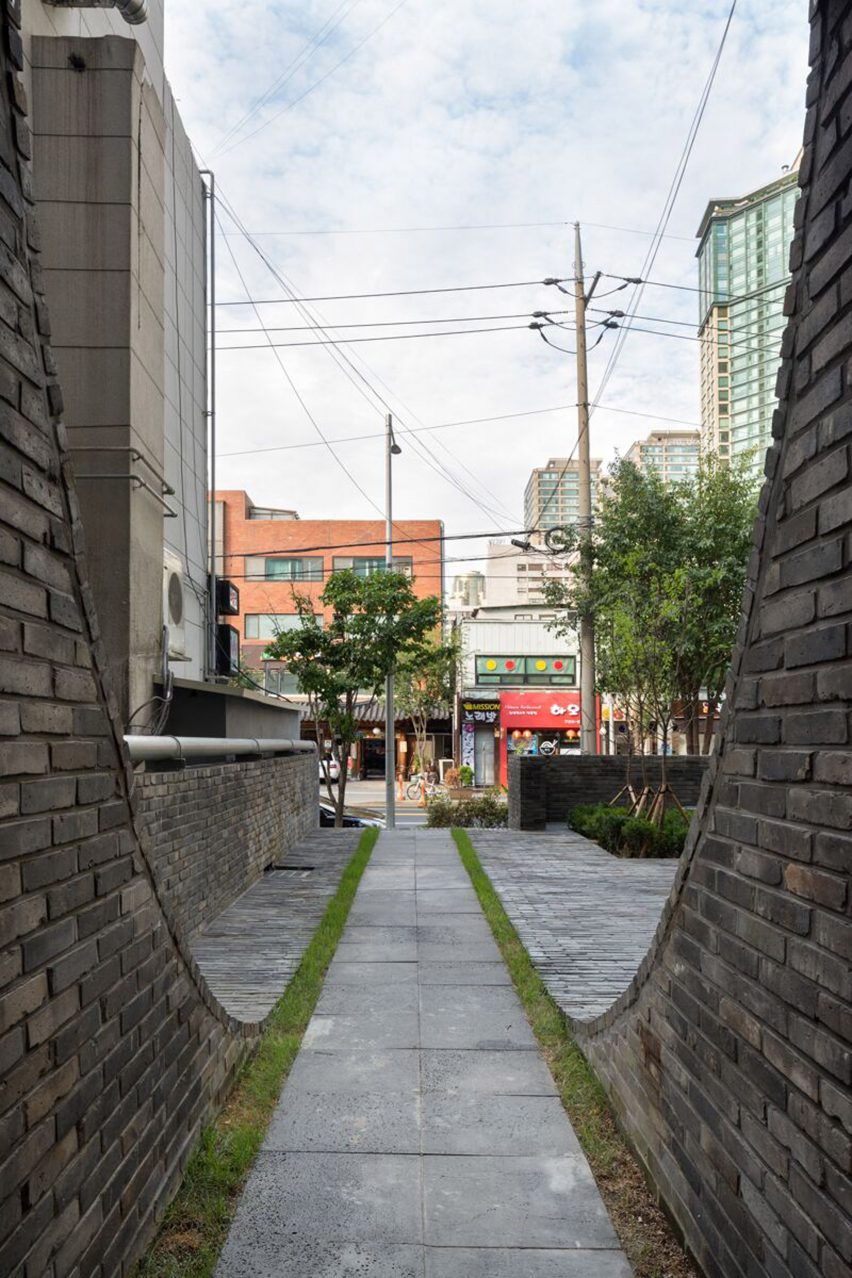 B.U.S Architecture firm create 'Thumbs-up' building