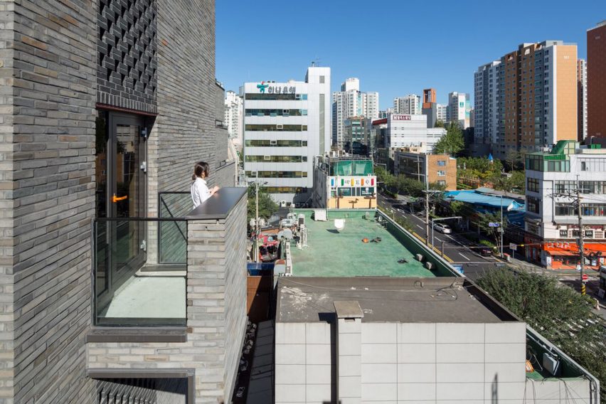 B.U.S Architecture firm create 'Thumbs-up' building