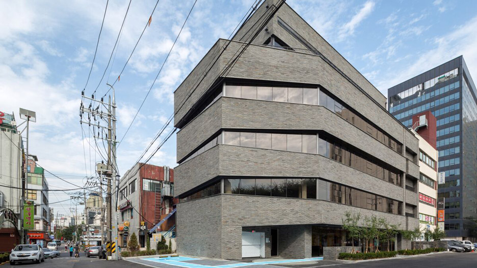B.U.S Architecture firm create 'Thumbs-up' building