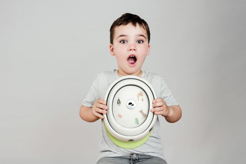 Foldable kids bicycle helmet by Closka