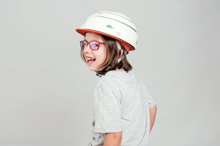 Foldable kids bicycle helmet by Closka