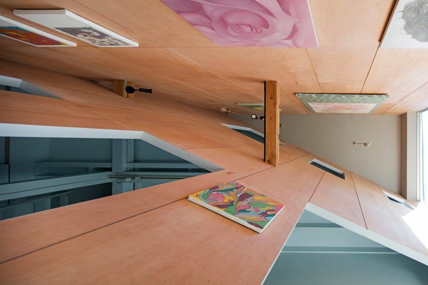 Cut gallery in Koganechou by PERSIMMON HILLS architects