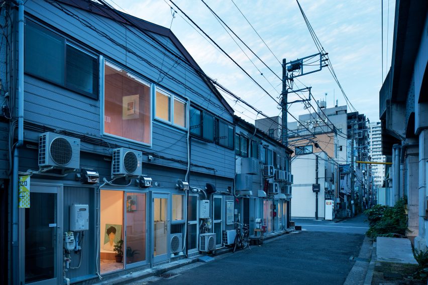 Cut gallery in Koganechou by PERSIMMON HILLS architects