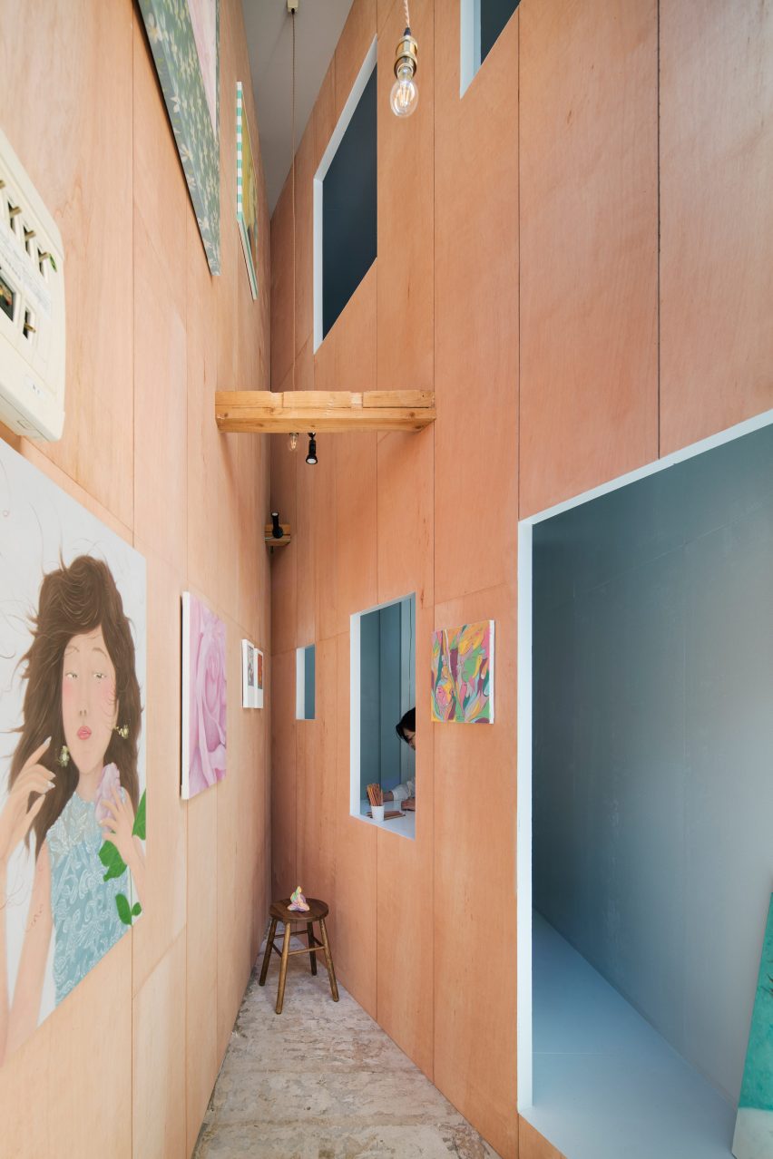 Cut gallery in Koganechou by PERSIMMON HILLS architects