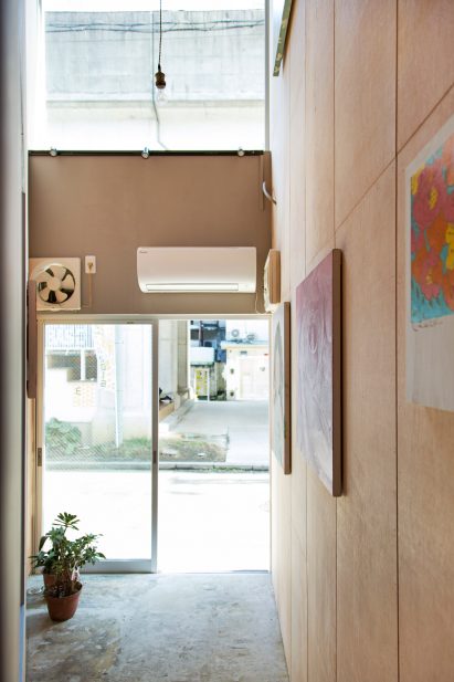 Cut gallery in Koganechou by PERSIMMON HILLS architects