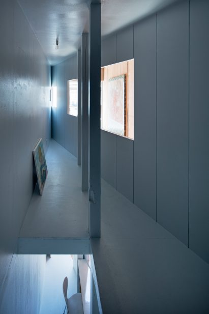 Cut gallery in Koganechou by PERSIMMON HILLS architects
