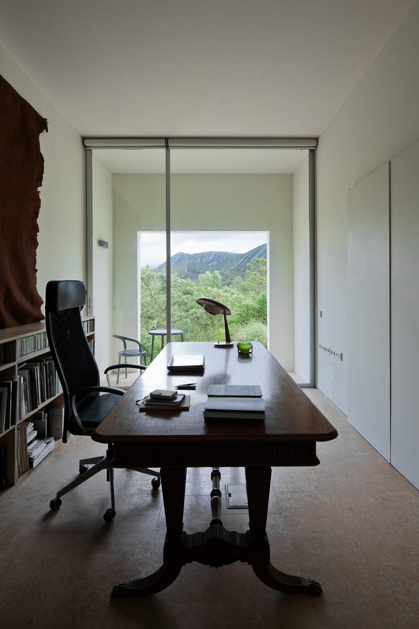 House in the Sierra de Arrábida by Eduardo Souto de Moura