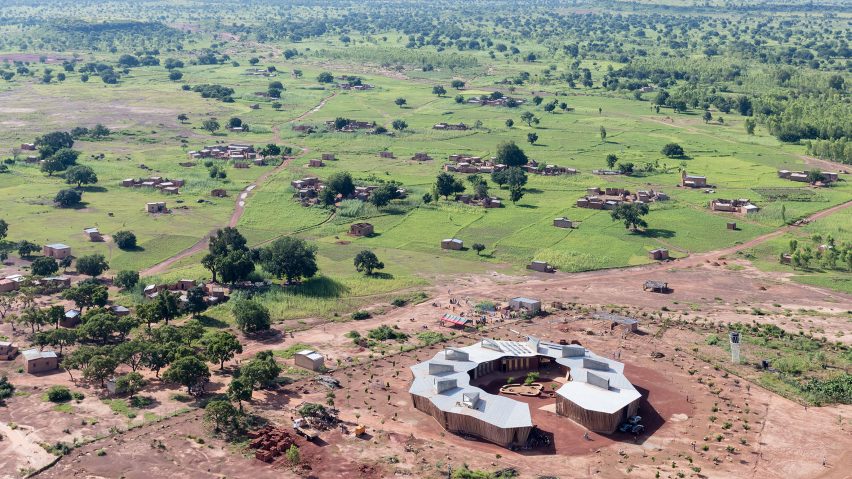 Diébédo Francis Kéré uses local materials for ring-shaped school in Burkina Faso
