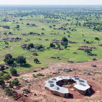 Diébédo Francis Kéré uses local materials for ring-shaped school in Burkina Faso