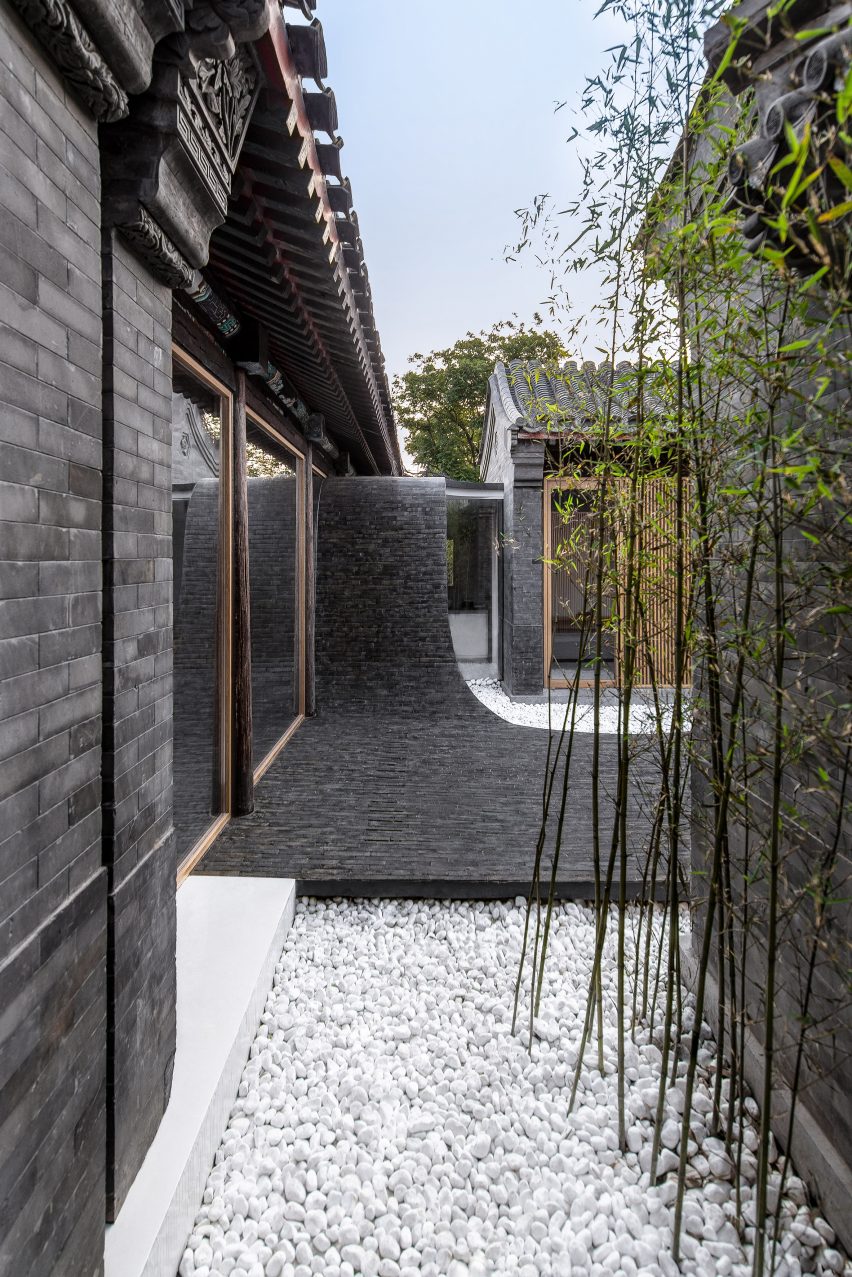 Twisting Courtyard by Arch Studio