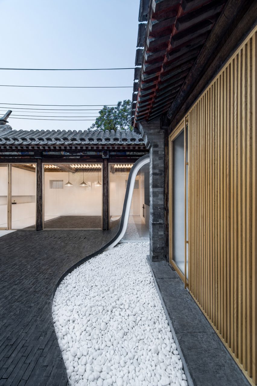 Twisting Courtyard by Arch Studio